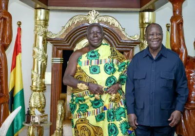 Kumasi (Ghana) : Alassane Ouattara chez le roi des Ashanti Otumfuor Oséi Tutu II